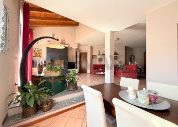 Sala da pranzo - Casa semi indipendente via Gabriele D'Annunzio
 
28, Vistarino - foto 3