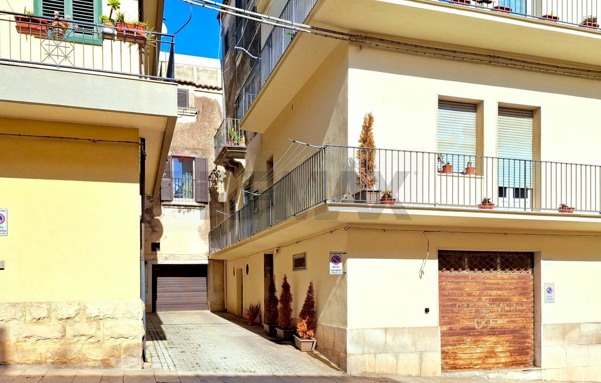 Edificio all\'aperto - Semi-detached house Via Mario Leggio
 
205, Ragusa - photo 2