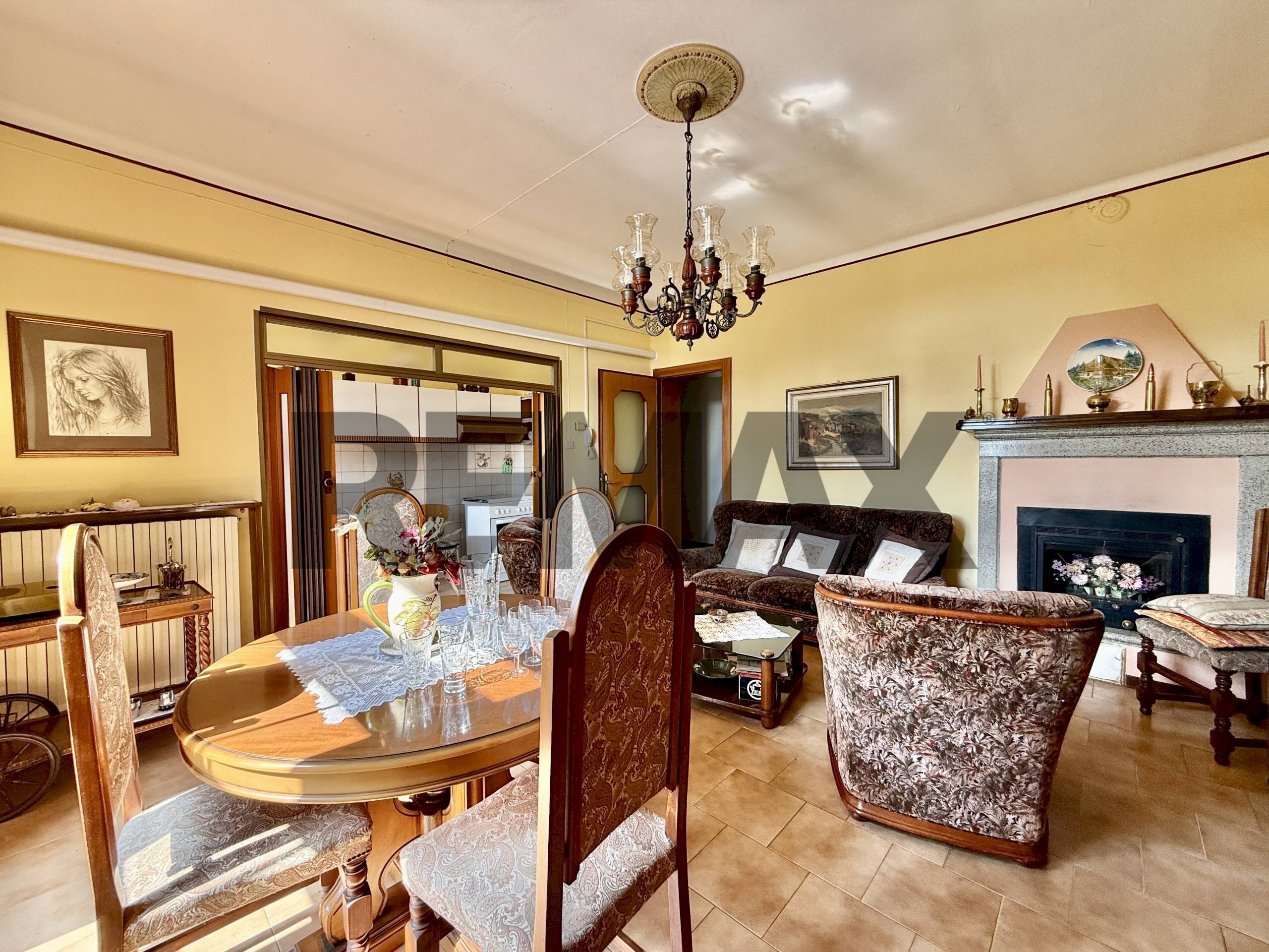 Sala da pranzo - Quadrilocale Viale Matteotti
 
79, Sesto ed Uniti - foto 1