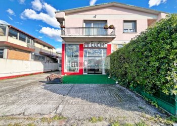 Foto 1 - Commercial Premises Via Fratelli Cervi, Viareggio - photo 1