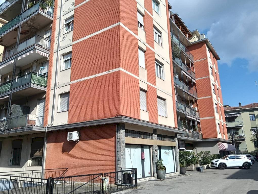 Facciata - Negozio via Gaetano Callani, 20, Parma (zona San Lazzaro) - foto 1