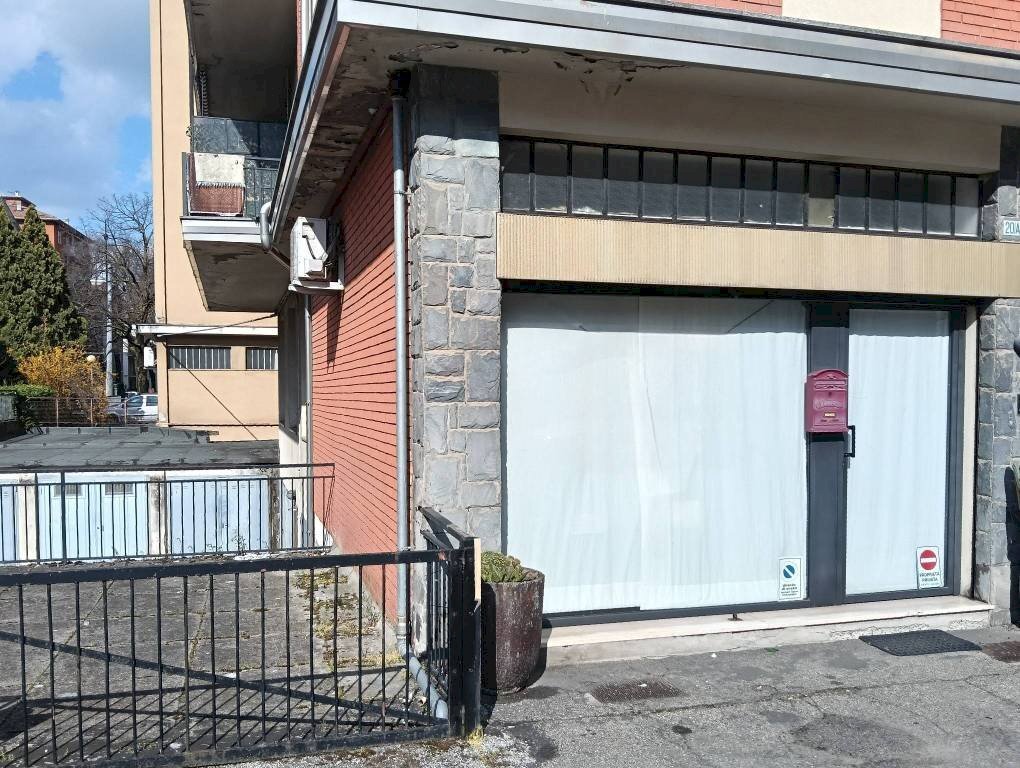 Facciata - Negozio via Gaetano Callani, 20, Parma (zona San Lazzaro) - foto 2