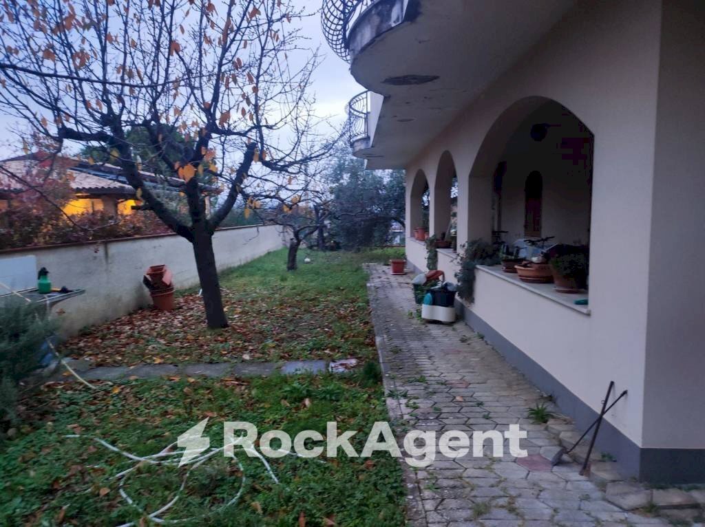 Giardino - Villa via G. D'Annunzio, 4, Catignano - foto 3