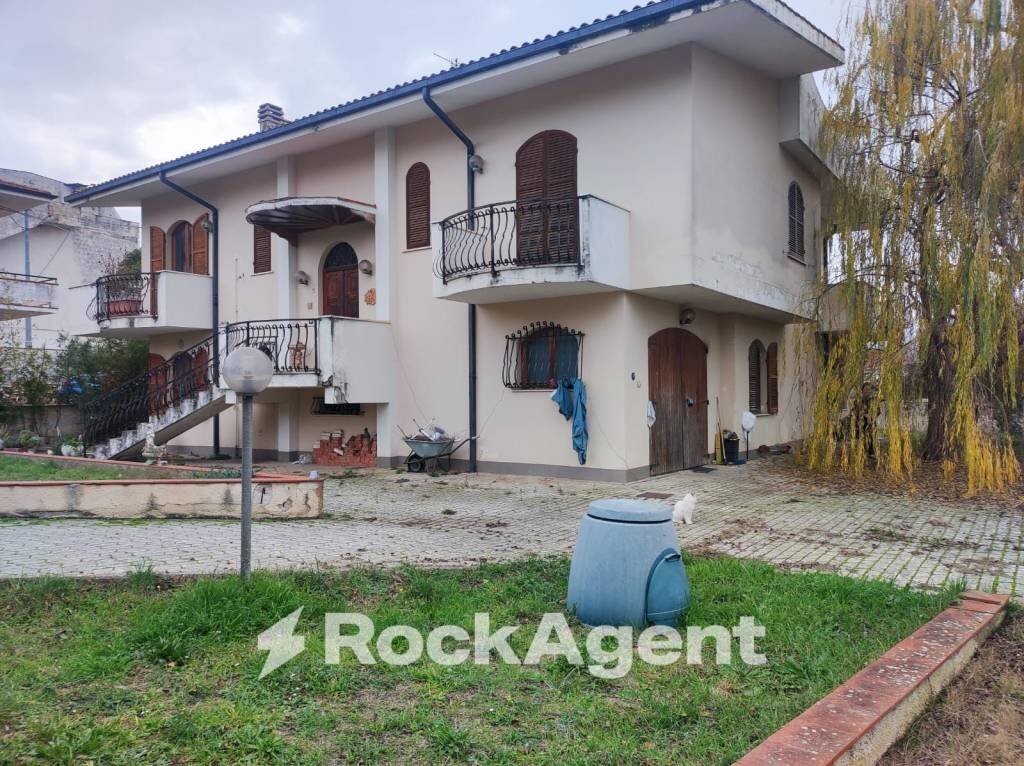 Facciata - Villa via G. D'Annunzio, 4, Catignano - foto 2