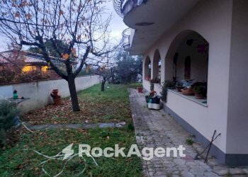 Giardino - Villa via G. D'Annunzio, 4, Catignano - photo 3