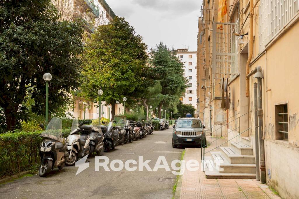 Zona - Quadrilocale viale di Augusto, 62, Napoli (zona Fuorigrotta) - foto 3