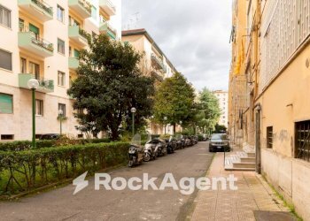 Veranda - Quadrilocale viale di Augusto, 62, Napoli (zona Fuorigrotta) - foto 2