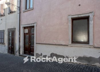 Facciata - Negozio via Del Macello, 30, Viterbo - foto 1