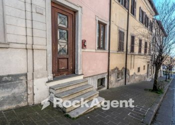 Facciata - Negozio via Del Macello, 30, Viterbo - foto 15