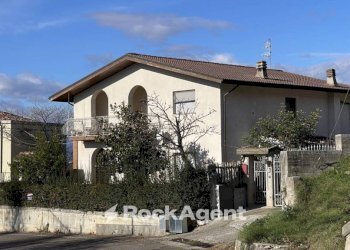 Facciata - Villa contrada Feudo da Sole, 23, Basciano - foto 1
