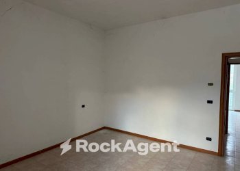 Camera da letto - Appartamento via del Villino, Alanno - foto 4