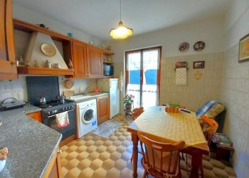 005 - Cucina.jpg - Porzione di casa Avegno - foto 5