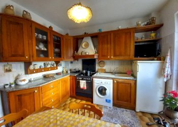 006 - Cucina.jpg - Porzione di casa Avegno - foto 6