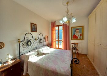 007 - Camera.jpg - Porzione di casa Avegno - foto 7