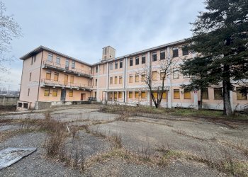 IMG_7081.JPG - Locale Commerciale Strada dell'Arrivore 25, Torino (zona Regio Parco) - foto 1