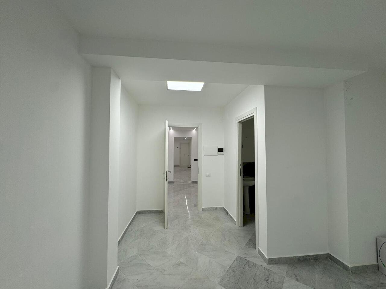 7b36b5ac-12f3-4dca-8a13-1edd0e181209.jpg - Ufficio Via Imperatore Federico, Palermo - foto 2