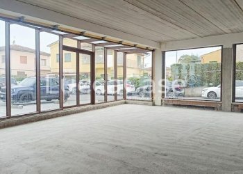 Locale Commerciale Lucca (zona San Concordio Contrada) - foto 2