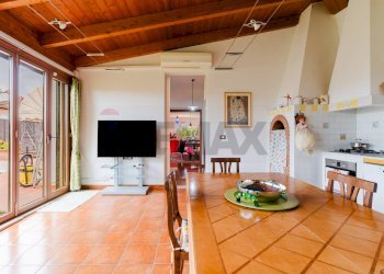 Sala da pranzo - Casa semi indipendente Via Tintoretto
 
14, Modugno - foto 18