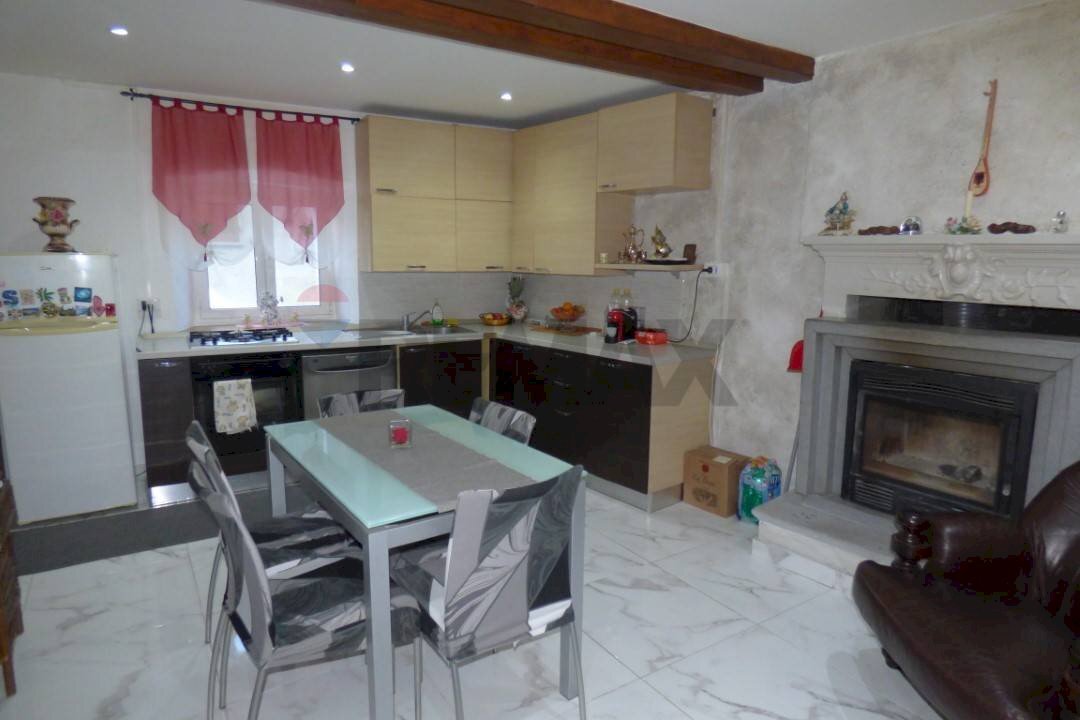 Cucina - Casa semi indipendente via s. Giorgio
16, Castelveccana - foto 2