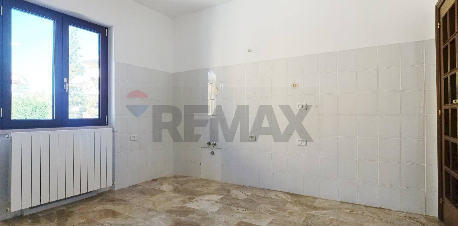 Stanza vuota - Appartamento Via Pirandello
 
2, Campo di Giove - foto 3