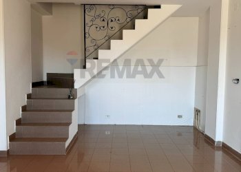 Scale - Quadrilocale Viale dell'Emigrante
 
82, Mattinata - foto 10