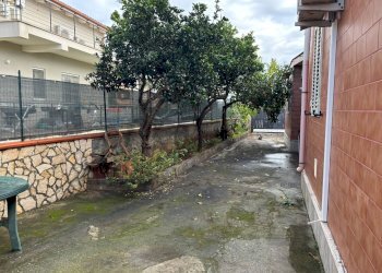 Giardino - Casa semi indipendente VIA RESUTTANO
 
6, Siracusa - foto 4