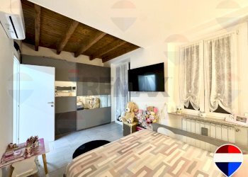 Camera / camera da letto - Three-room apartment Mezzago - photo 16