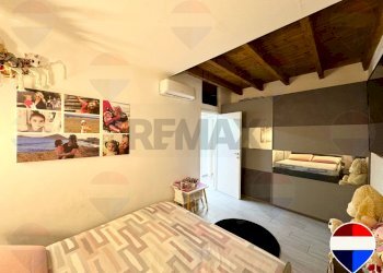 Camera / camera da letto - Three-room apartment Mezzago - photo 17