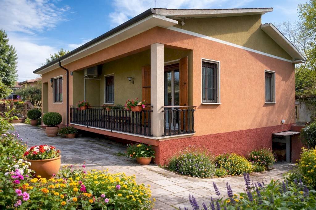 Facciata - Villa via Leonardo da Vinci, Valeggio sul Mincio - foto 2