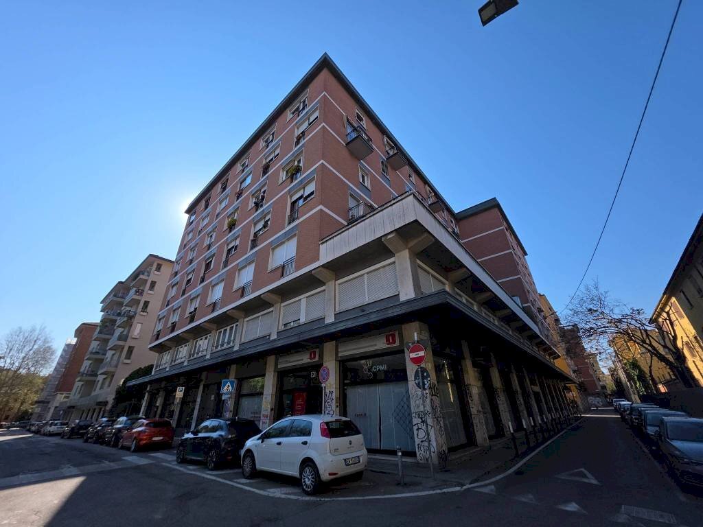 Facciata - Negozio via Capo di Lucca, 31, Bologna (zona Irnerio) - foto 1