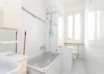 Bagno - Four-room apartment via Vado, 5, Torino (neighborhood Nizza Millefonti) - photo 22
