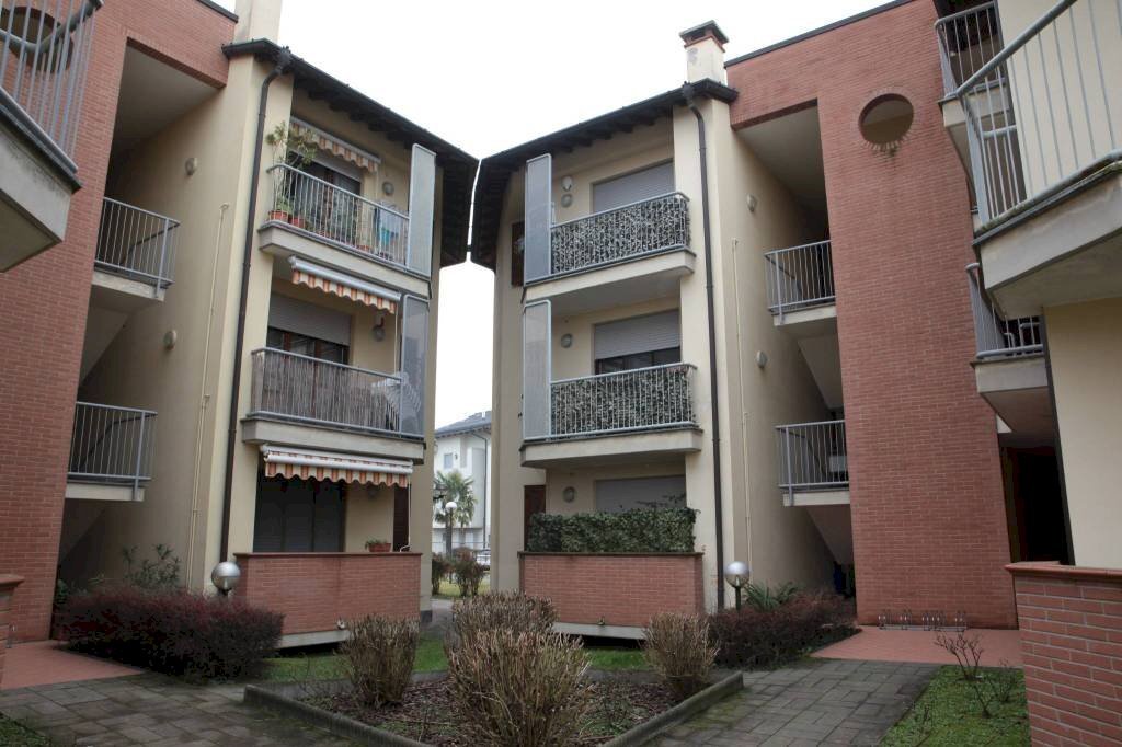 Facciata - Appartamento via Alcide De Gasperi, Rosate - foto 1