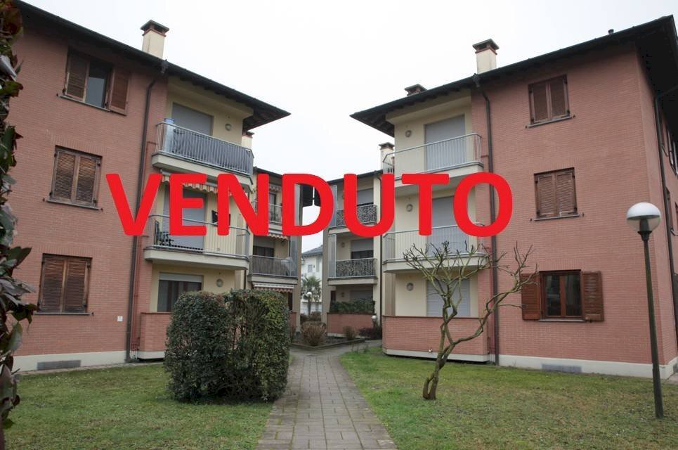 Facciata - Trilocale via Alcide De Gasperi, Rosate - foto 1
