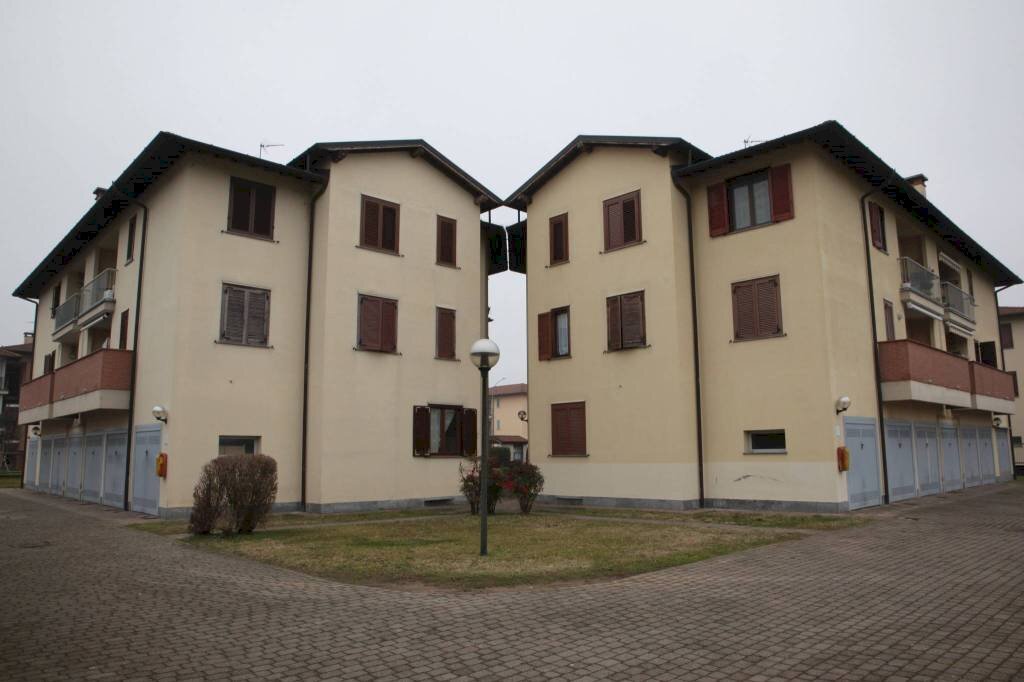 Facciata - Trilocale via Alcide De Gasperi, Rosate - foto 3