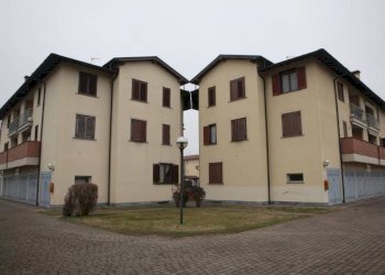 Facciata - Trilocale via Alcide De Gasperi, Rosate - foto 3