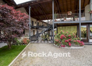 Cortile interno - Hotel via Frazione Mezzano, 117, Sannazzaro de' Burgondi - photo 37
