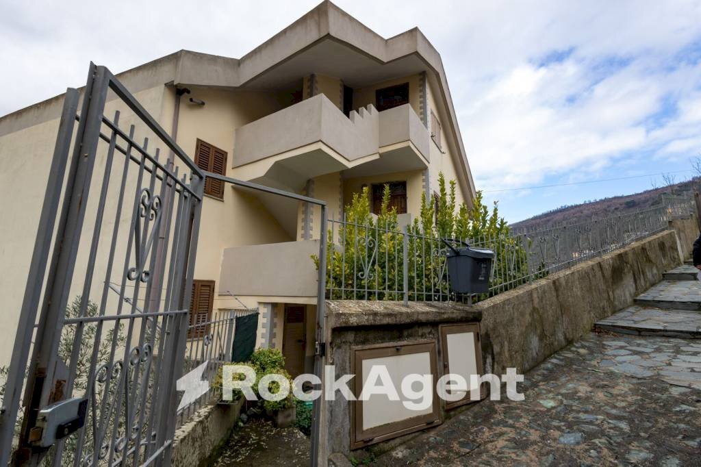 Facciata - Three-room apartment via Corace 1, Gimigliano - photo 1
