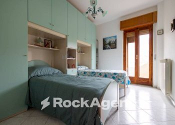 Camera da letto - Three-room apartment via Corace 1, Gimigliano - photo 12