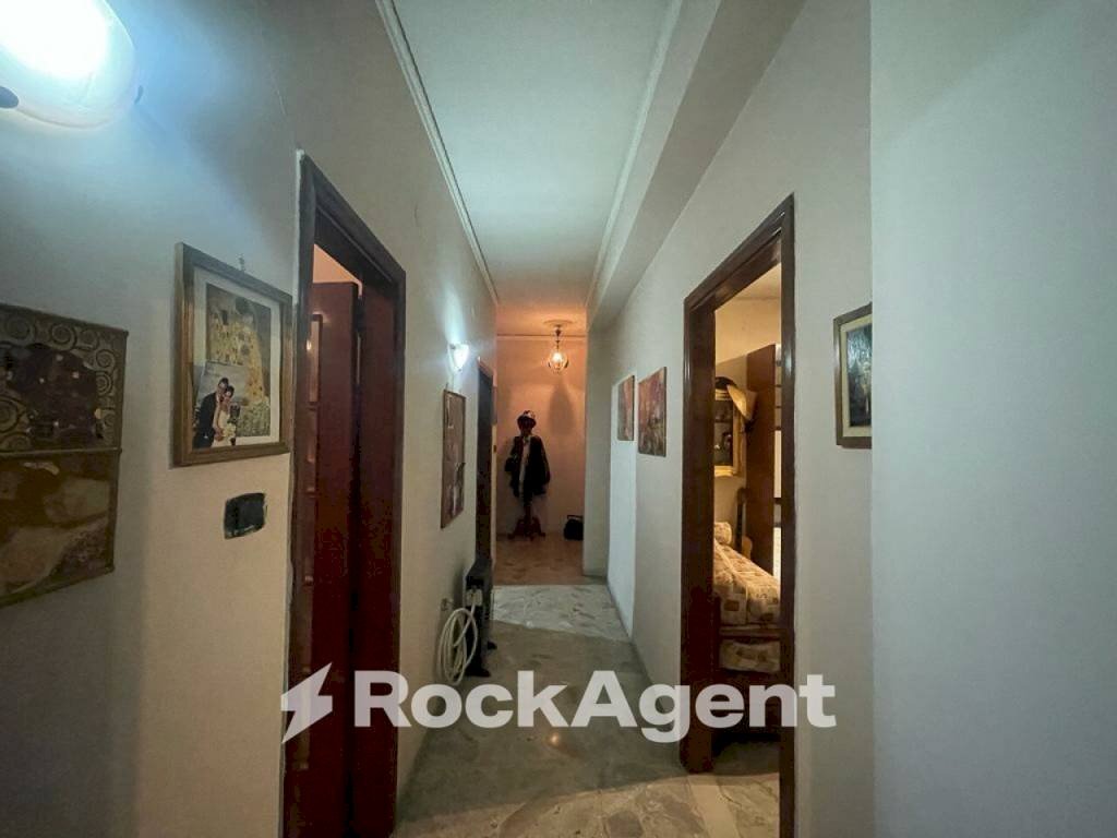 Corridoio - Three-room apartment via Angelo Volpicelli, 34, Arzano - photo 2
