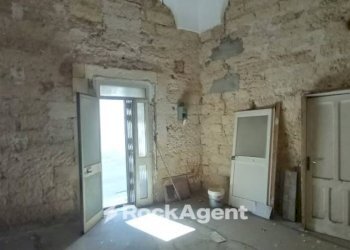 Stanza non arredata - Negozio via Cesare Battisti, 12, Carmiano - foto 2