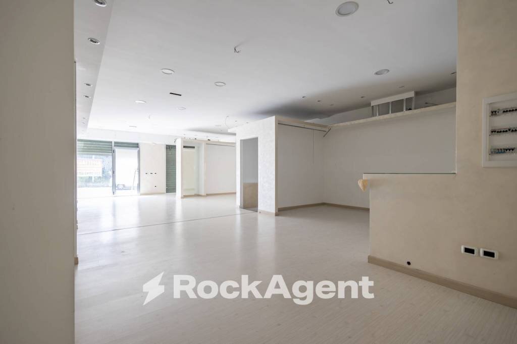Interno non residenziale - Negozio via Risorgimento, 114, Borgia - foto 2