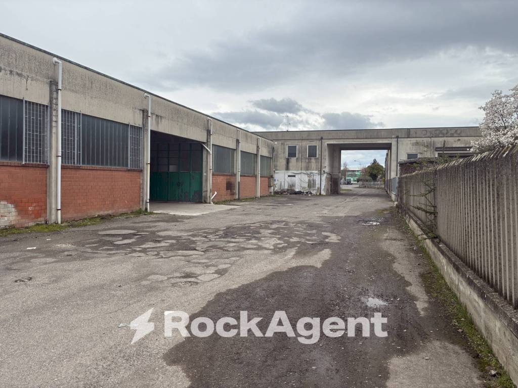 Cortile interno - Capannone strada Statale per Voghera, Tortona - foto 1