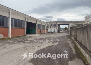 Cortile interno - Capannone strada Statale per Voghera, Tortona - foto 1
