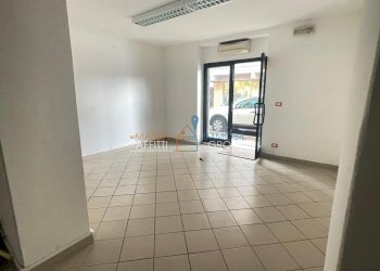 WhatsApp Image 2023-06-13 at 19.43.15.jpeg - Locale Commerciale Via Benedetto Croce 24, Massa - foto 2