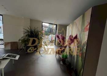 PHOTO-2026-03-30-15-30-55 8.jpg - Locale Commerciale Sesto Calende - foto 5