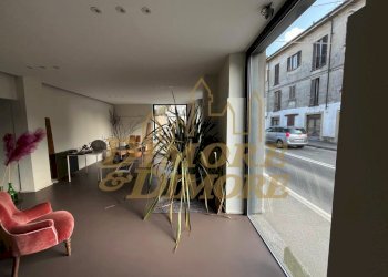 PHOTO-2026-03-30-15-30-56 5.jpg - Locale Commerciale Sesto Calende - foto 7