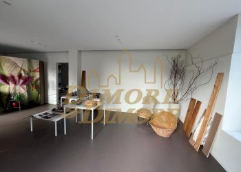 PHOTO-2026-03-30-15-30-56 2.jpg - Locale Commerciale Sesto Calende - foto 10