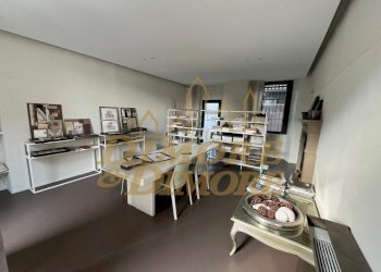 PHOTO-2026-03-30-15-30-56 7.jpg - Locale Commerciale Sesto Calende - foto 12