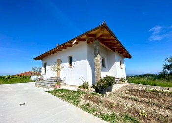 002.jpg - Villa Località Coste Baraccone 5, Serravalle Langhe - foto 3