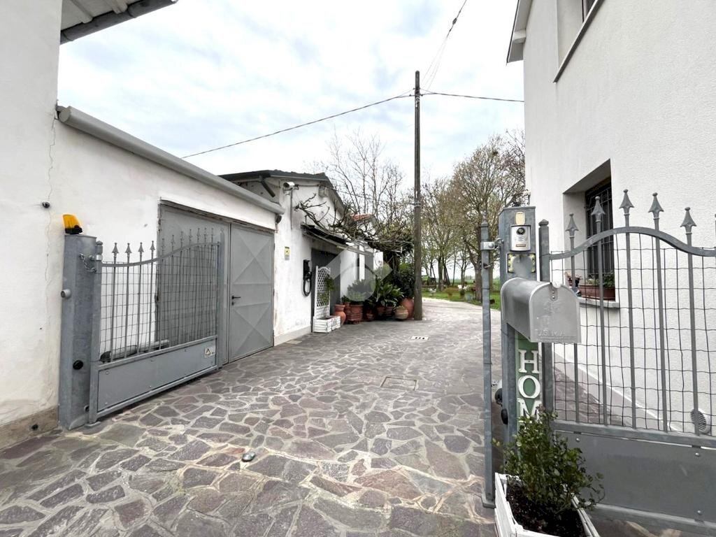 Portion of a house Via Canaletto, Malalbergo - photo 2